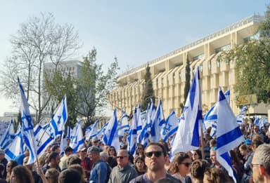 The Sources and Size of Israeli Polarization